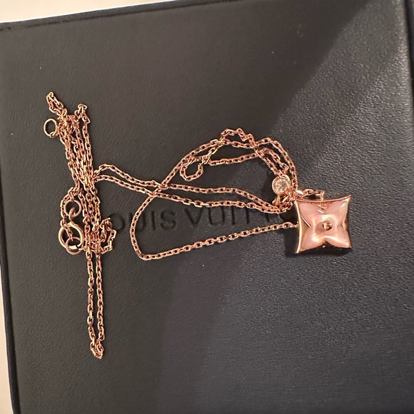 Louis Vuitton Blossom Star PendantPink gold Mother-of-Pearl 18K diamond Necklace - Picture 4 of 9